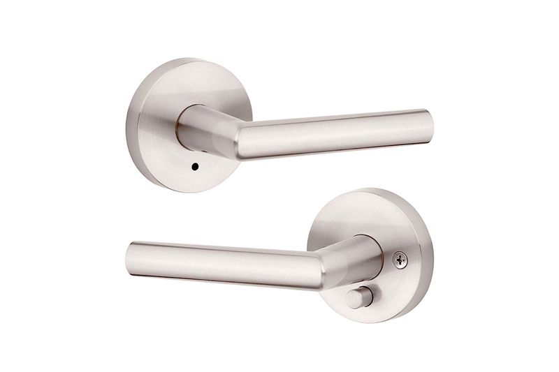 Cerradura manecilla baño Milán satín níquel Kwikset, vista lateral de ambas manijas instaladas en bases circulares