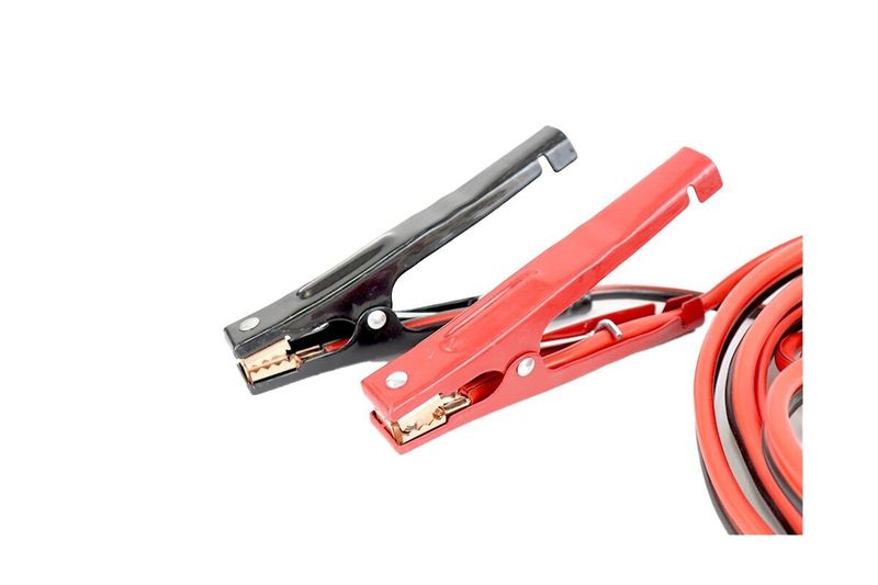 Cable de remolque para auto 200 A calibre 8 Sinsa, primer plano de las pinzas rojas y negras con terminales doradas