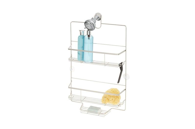 Organizador para baño colgante 2 niveles satín iDesign, visto de frente con botellas azules, esponja y jabón
