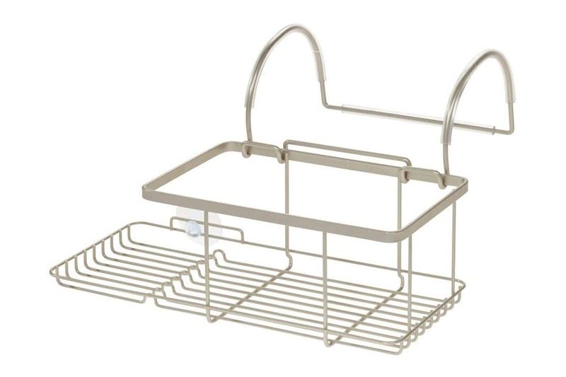 Bandeja organizadora de baño colgante pequeña plata mate iDesign, vista frontal en ángulo con ganchos superiores