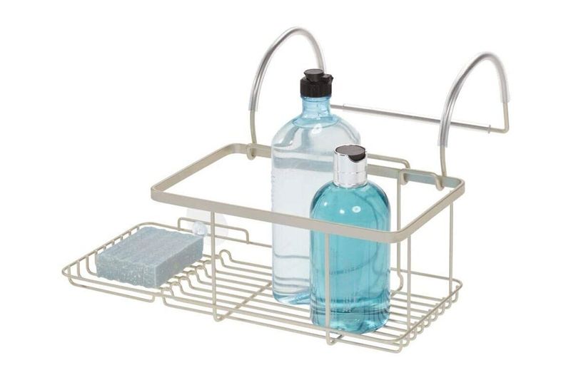 Bandeja organizadora de baño colgante pequeña plata mate iDesign, con dos botellas de jabón y una esponja azul