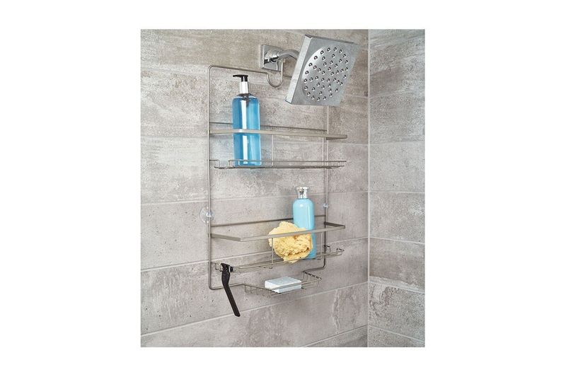Organizador para baño colgante 2 niveles satín iDesign, instalado en ducha con botellas azules y esponja amarilla