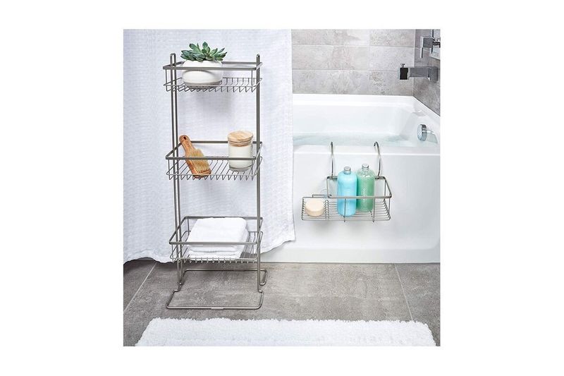 Bandeja organizadora de baño colgante pequeña plata mate iDesign, montaje en tina con jabón y botellas azules