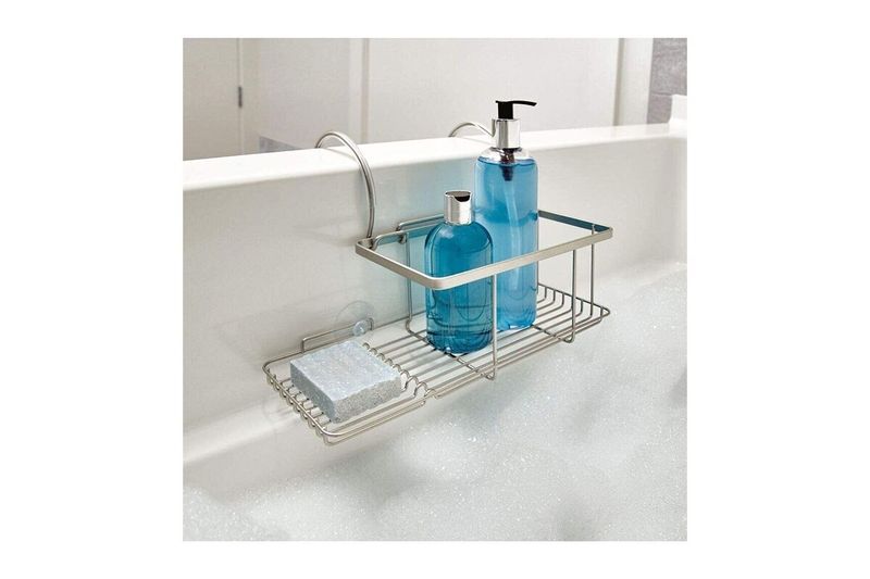 Bandeja organizadora de baño colgante pequeña plata mate iDesign, instalada en tina con jabón y dispensadores azules