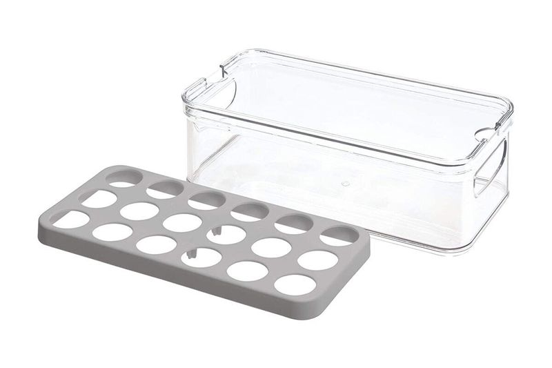 Organizador plástico de cocina transparente y gris Interdesign, vista del contenedor vacío y la rejilla gris separada