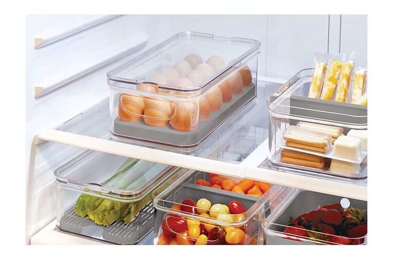 Organizador plástico de cocina transparente/gris Interdesign, varios contenedores con alimentos dentro de un refrigerador