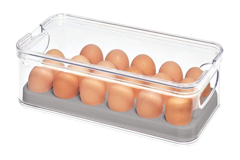 Organizador plástico de cocina transparente/gris Interdesign, vista superior con huevos marrón claro en su interior
