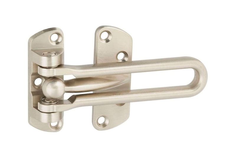 Pasador abatible satín níquel National Hardware, vista frontal del herraje desplegado sobre fondo blanco