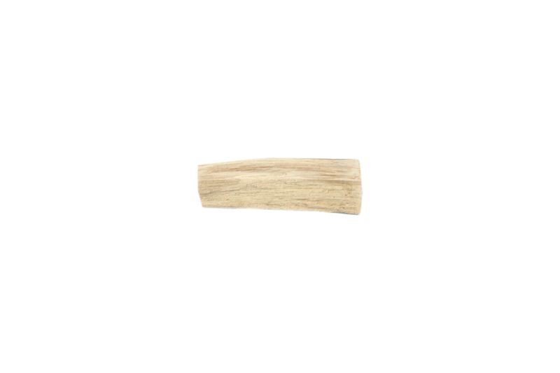 Astillas para ahumar sabor roble Fumus de 1 lb, primer plano de una sola pieza de madera clara sobre fondo blanco