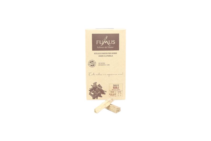 Astillas para ahumar sabor roble Fumus de 1 lb, empaque cuadrado blanco con algunas astillas de madera naturales al frente