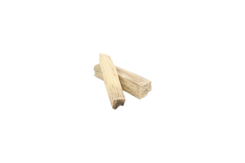 Astillas para ahumar sabor roble Fumus de 1 lb, detalle de trozos de madera natural sobre fondo blanco