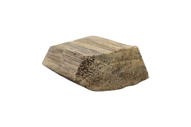 Chunks para ahumar sabor espinillo Fumus de 1 libra, primer plano de un trozo de madera natural con corte irregular