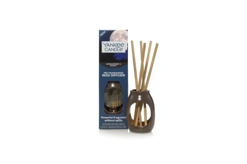 Difusor aromático base metálica Midsummer's Night Yankee Candle, junto a su empaque con varillas de madera insertadas