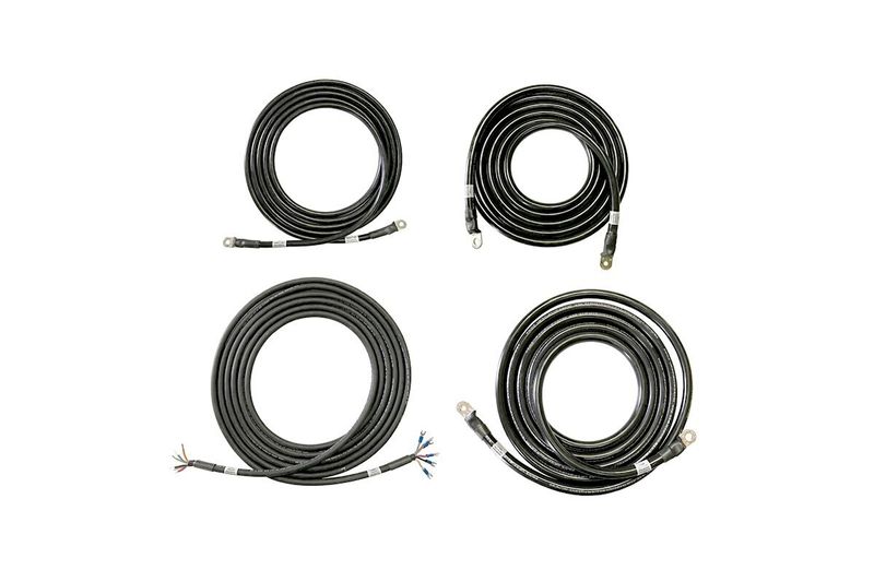 Kit de cables Galaxy VS Schneider Electric, cuatro rollos de cable negro con terminales metálicas y conectores}