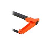Marco de sierra Black + Decker de 300 mm, primer plano del mango naranja y la hoja de corte