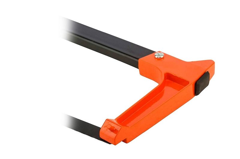 Marco de sierra Black + Decker de 300 mm, primer plano del mango naranja y la hoja de corte
