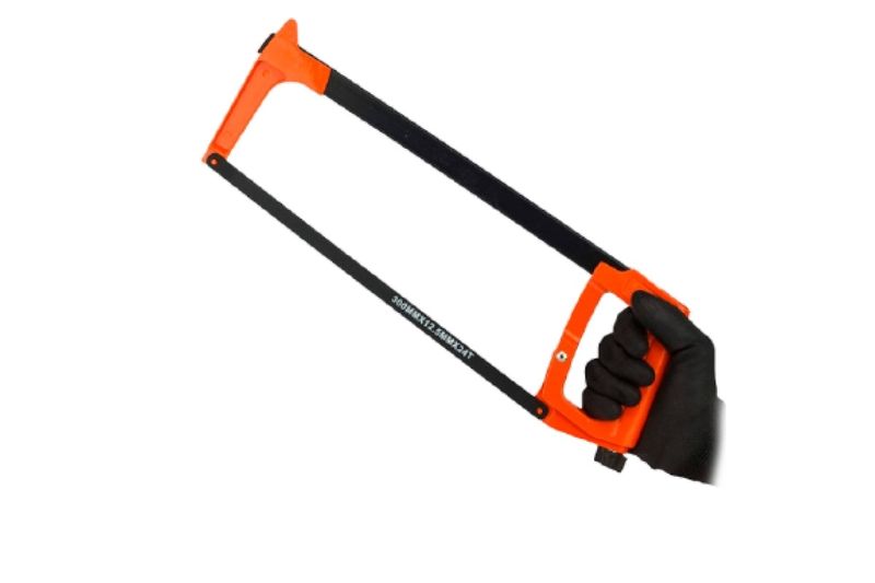 Marco de sierra Black + Decker de 300 mm, sostenido por una mano con guante negro, vista lateral del mango naranja
