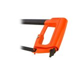 Marco de sierra Black + Decker de 300 mm, detalle del mango ergonómico color naranja y el tensor de la hoja