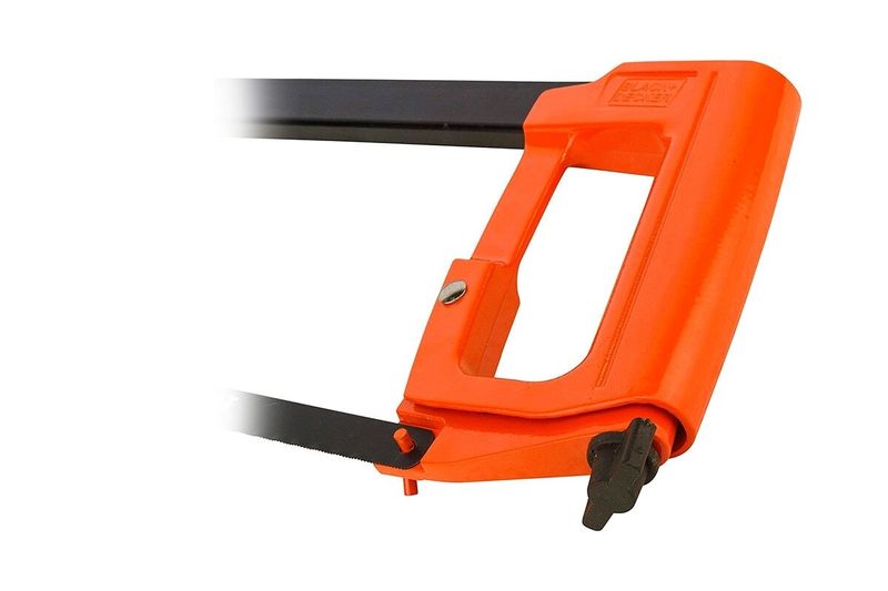 Marco de sierra Black + Decker de 300 mm, detalle del mango ergonómico color naranja y el tensor de la hoja