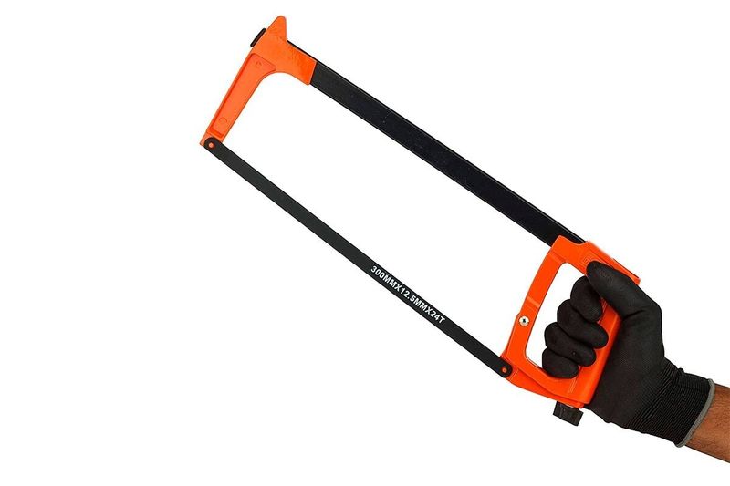 Marco de sierra Black + Decker de 300 mm, sostenido por una mano con guante negro y mango color naranja