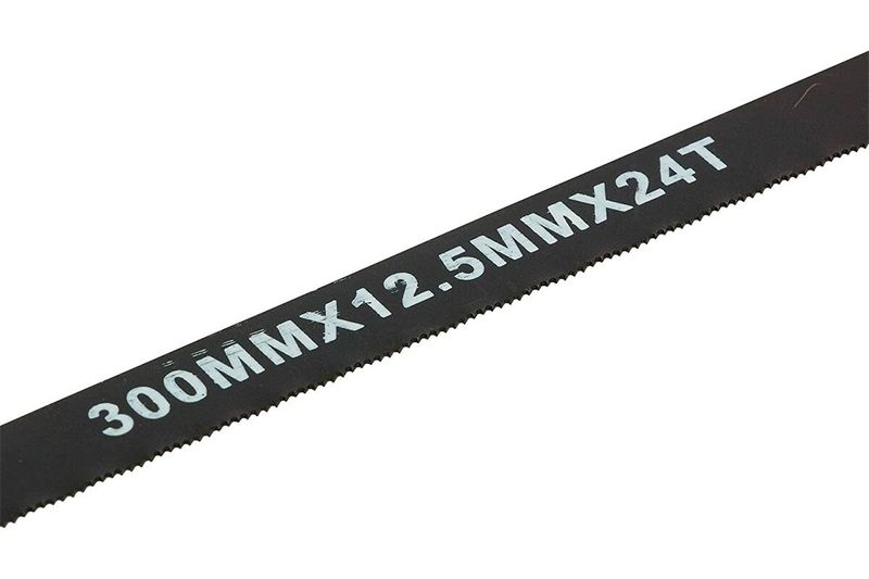 Marco de sierra Black and Decker de 300 mm, primer plano de la hoja con grabado de medidas y dientes de corte