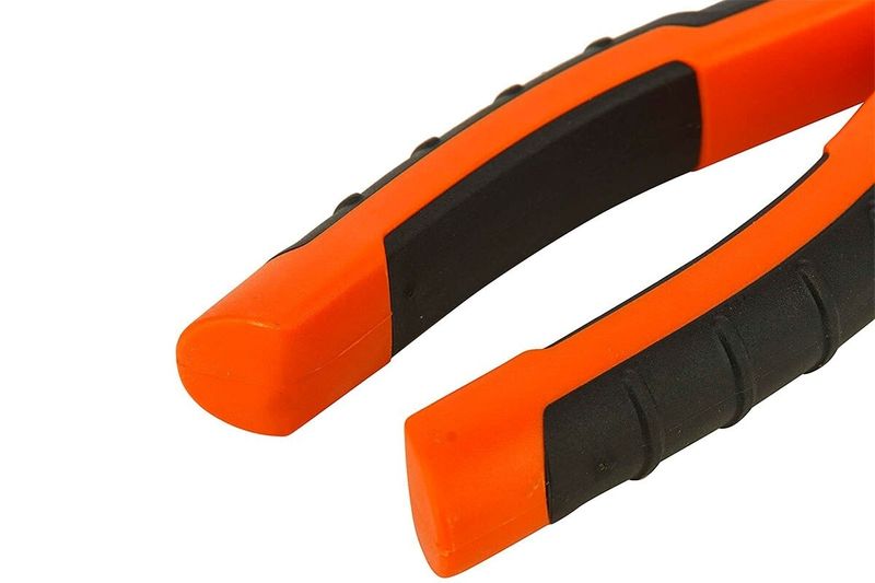 Alicate profesional Black + Decker de 7 pulgadas, primer plano detalle de los mangos ergonómicos naranjas y negros
