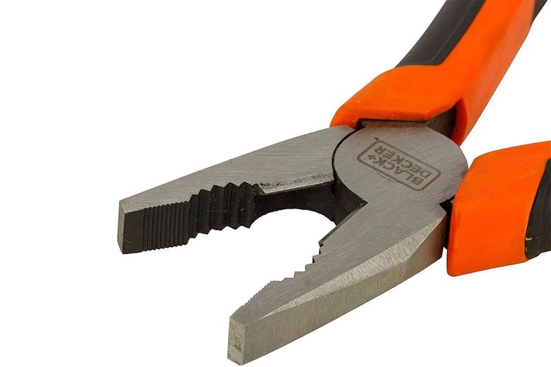 Alicate profesional Black + Decker de 7 pulgadas, primer plano detallado de las mordazas y el área de corte