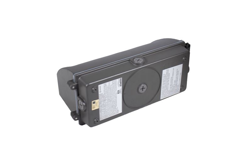 Luminaria Wall Pack LED 28 W 3640 lm 6500 K 120-277 V Sinsa, vista posterior de la base metálica gris con etiquetas blancas