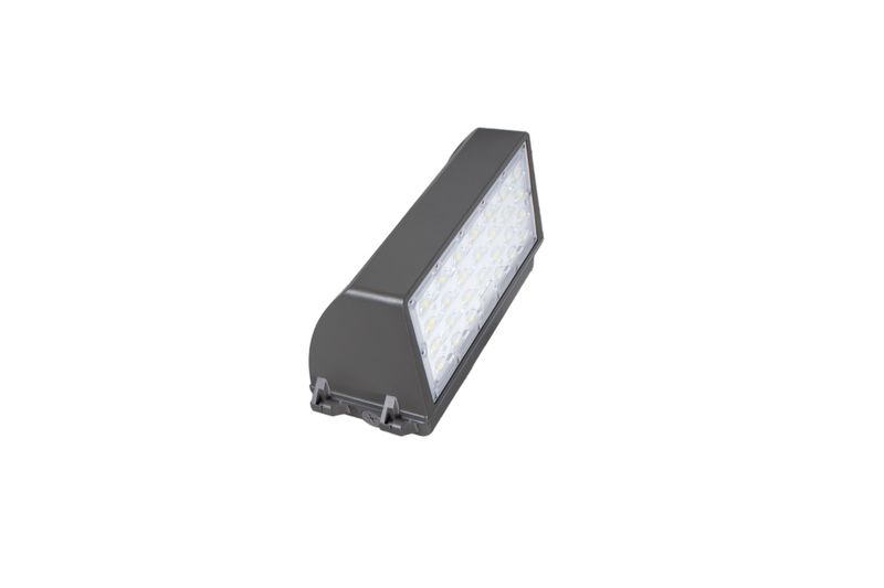 Luminaria wall pack LED 28 W 3640 lm 6500 K 120-277 V SINSA, vista diagonal desde arriba del cuerpo gris y panel LED