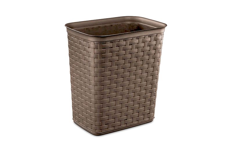 Basurero plástico 3.4 gal café tejido Sterilite, vista frontal en ángulo que muestra la textura del trenzado