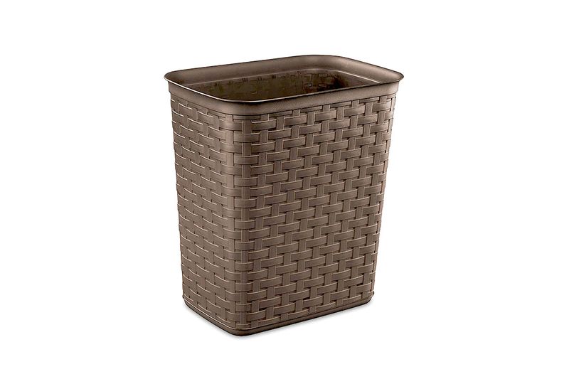 Basurero plástico 3.4 gal café tejido Sterilite, vista frontal en ángulo que muestra la textura trenzada y el interior vacío