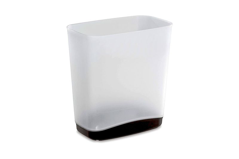 Basurero plástico 3.3 gal transparente rectangular Sterilite, vista frontal con base de color negro