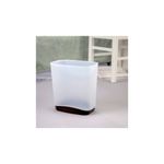 Basurero plástico 3.3 gal transparente rectangular Sterilite, puesto en el suelo con base de color marrón