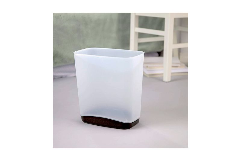 Basurero plástico 3.3 gal transparente rectangular Sterilite, puesto en el suelo con base de color marrón