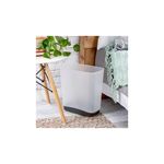 Basurero plástico 3.3 gal transparente rectangular Sterilite, colocado en el piso junto a una mesa y una cama