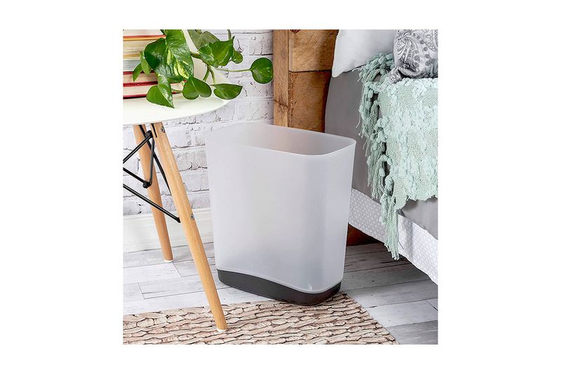 Basurero plástico 3.3 gal transparente rectangular Sterilite, colocado en el piso junto a una mesa y una cama