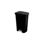 Basurero plástico 45 litros tapa y pedal negro Sterilite, vista frontal en ángulo donde se aprecia el pedal gris