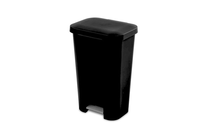 Basurero plástico 45 litros tapa y pedal negro Sterilite, vista frontal en ángulo donde se aprecia el pedal gris