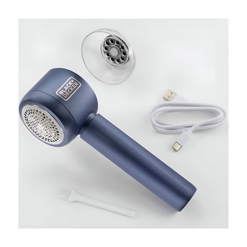 Removedor de pelusas recargable Black+Decker, vista cenital del equipo azul con cable de carga y cepillo de limpieza