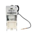 Bobina de cierre 110-127 VAC Eaton, vista frontal del módulo con etiquetas blancas y cable gris con terminal