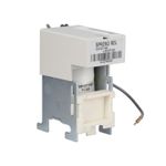 Bobina de cierre 110-127 VAC Eaton, vista lateral detallada de la etiqueta técnica y cableado gris