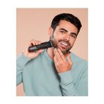 Kit afeitadora multifuncional todo en 1 9 pz Remington, hombre usando la afeitadora en la mejilla