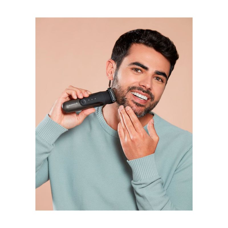 Kit afeitadora multifuncional todo en 1 9 pz Remington, hombre usando la afeitadora en la mejilla
