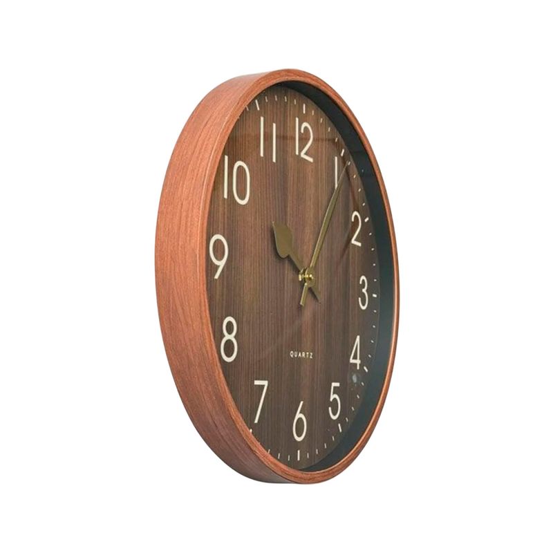 Reloj de pared Concepts de 40 x 4.2 x 40 cm, vista en ángulo con marco y fondo de madera y números blancos