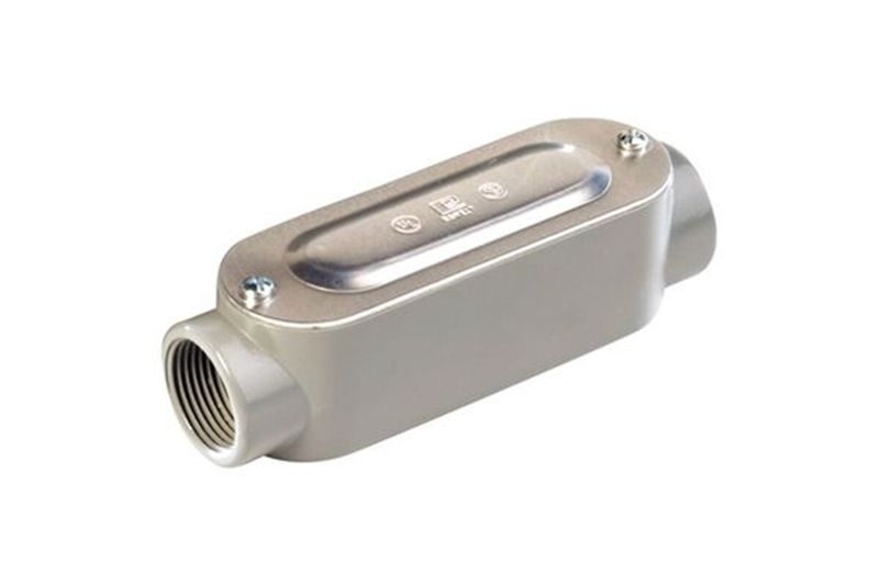 Caja condulet C con tapa y empaque Rawelt de 3/4 pulgadas, vista diagonal del cuerpo metálico con tornillos en la tapa