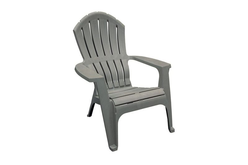 Silla plástica Adirondack Adams gris, vista lateral tres cuartos del asiento y respaldo ranurado