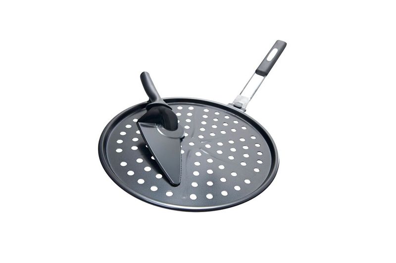 Bandeja antiadherente para pizza parrilla GrillPro, vista superior con espátula negra apoyada sobre la superficie perforada