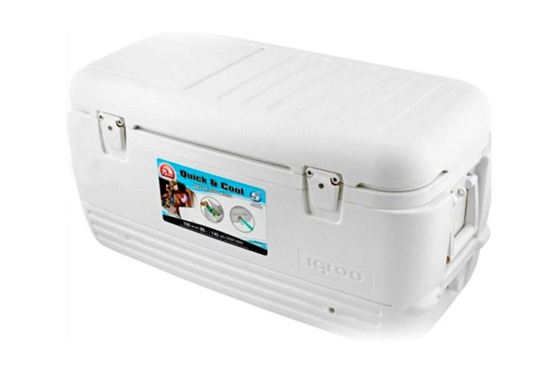 Hielera Quick&Cool 94 63 L blanco Igloo, vista lateral inclinada con etiqueta informativa en el frente