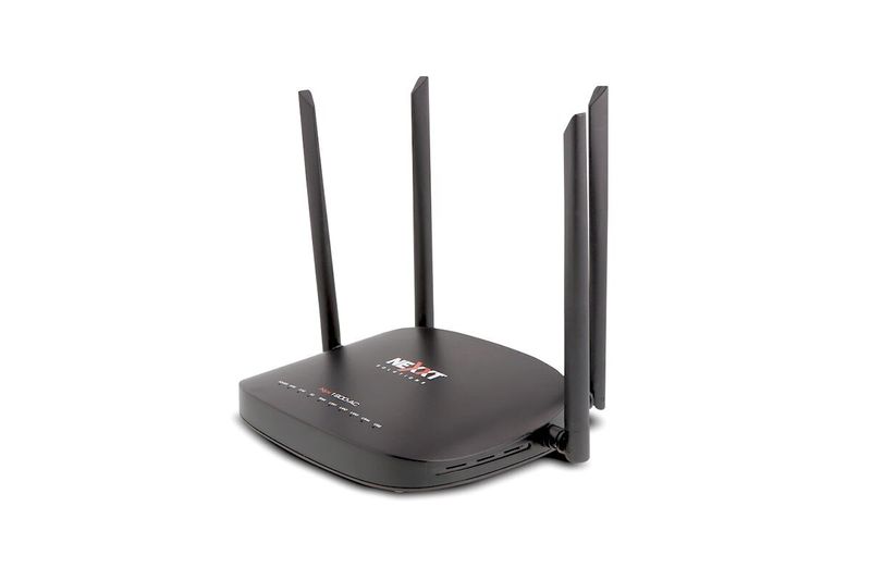Router inalámbrico 2600 Mbps doble banda Nyx Nexxt, vista en ángulo desde el frente resaltando sus cuatro antenas negras