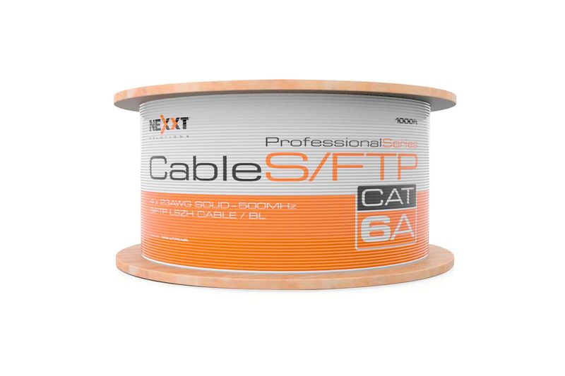 Cable UTP 4 par LSZH Cat6A gel azul Nexxt, carrete de madera con etiqueta blanca y naranja y texto Cable S/FTP